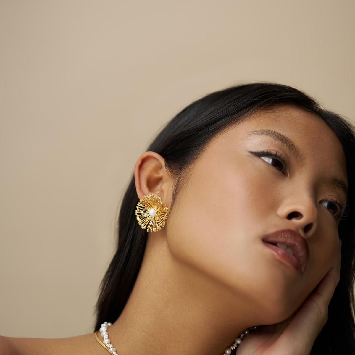 40082 Statement Flower & Pearl Stud Earring