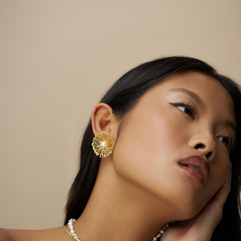 40082 Statement Flower & Pearl Stud Earring